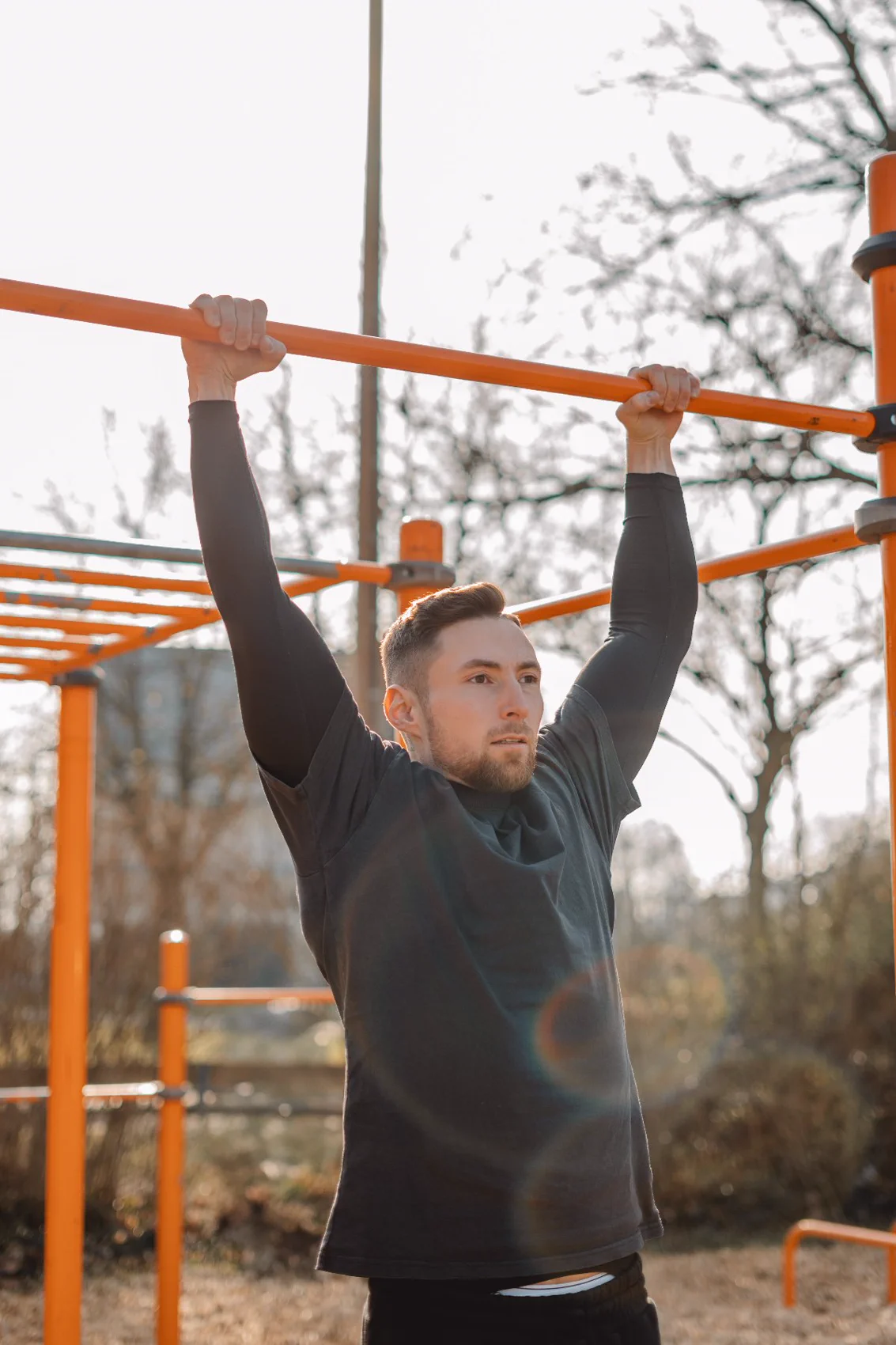 Benedikt Heizmann hängt an der Klimmzugstange beim Outdoor-Training